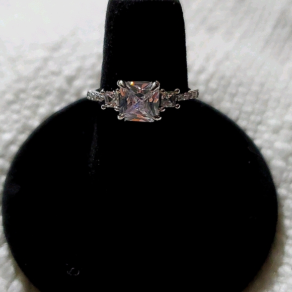 NWOT Silvertone Ring with CZ stones - Picture 1 of 1